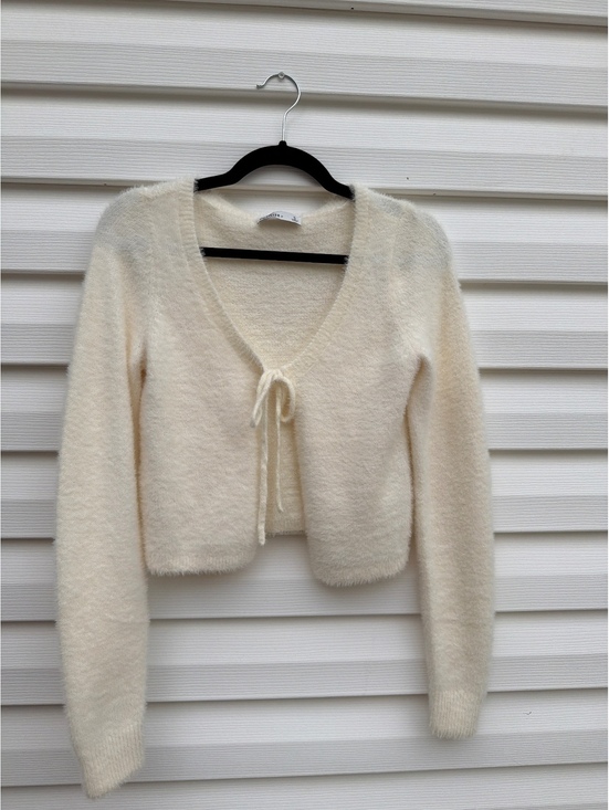 Hollister Sweaters - Hollister Women's S Ivory Fuzzy Tie Front Cropped Cardigan Sweater